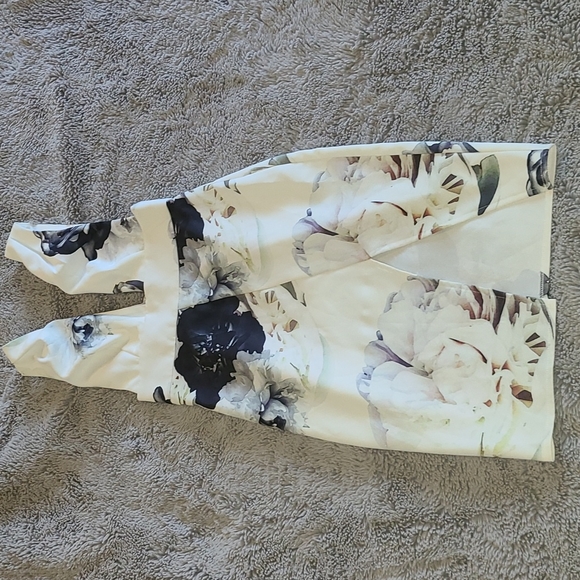 Like New! Tiger Mist Floral Plunge Dress - Picture 11 of 11